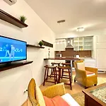 Downtown Vibe-Kiraly I Apts W Private Balcony