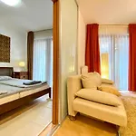Downtown Vibe-Kiraly I Apts W Private Balcony
