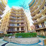 Downtown Vibe-Kiraly I Apts W Private Balcony