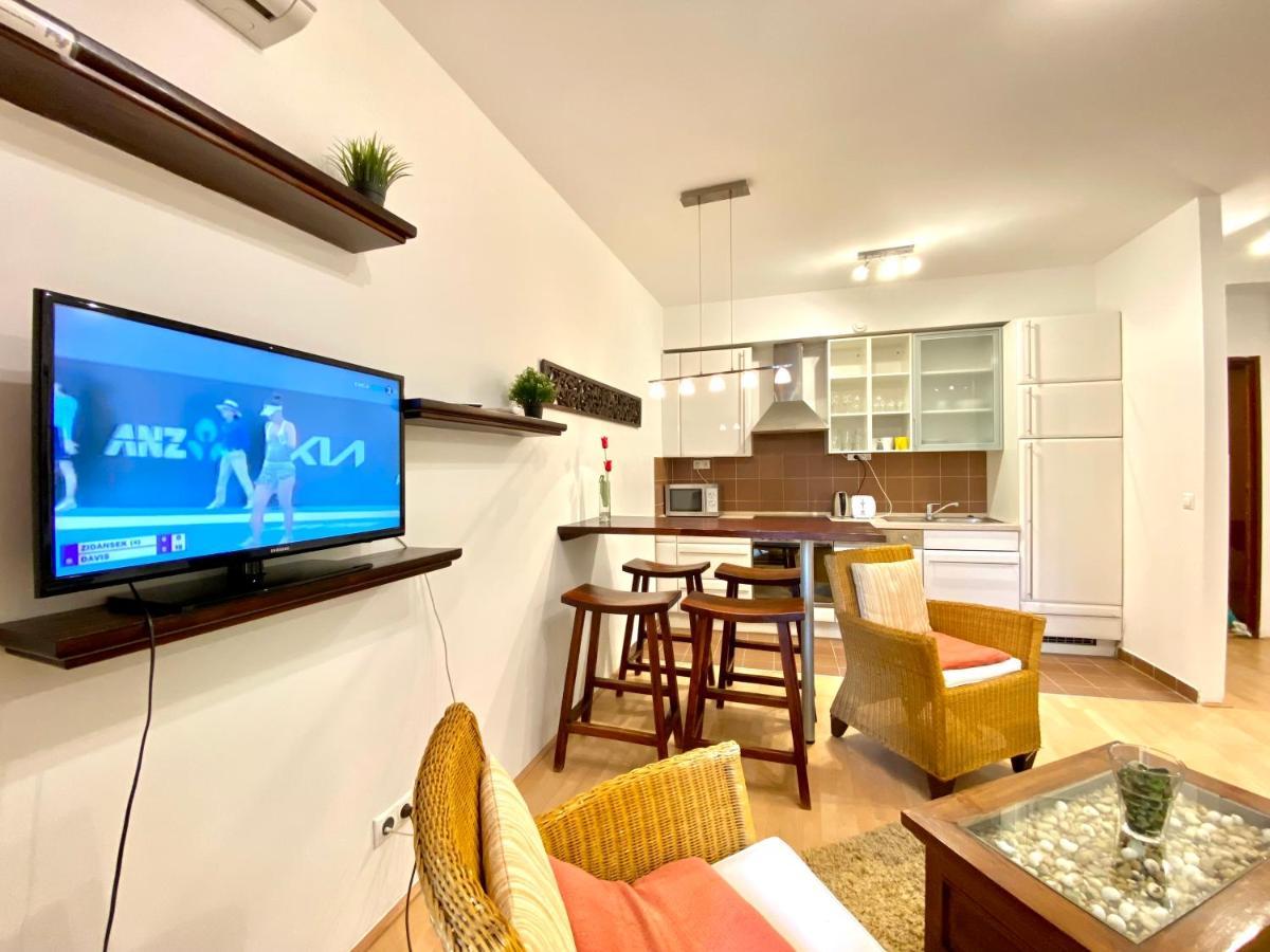 Downtown Vibe-kiraly I Apts W Private Balcony Apartment *